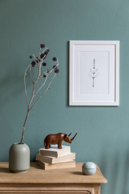 Beyaz mock up çerçeve, ahşap raf ve zarif aksesuarları ile oturma odası şık ve minimalist kompozisyon. Tasarım ev dekorasyonu. Şablon. Okaliptüs renk kavramı