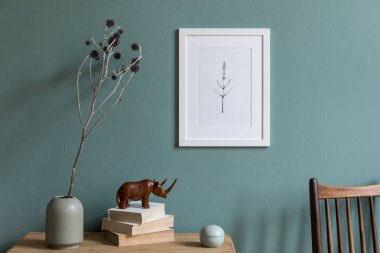 Beyaz mock up çerçeve, ahşap raf ve zarif aksesuarları ile oturma odası şık ve minimalist kompozisyon. Tasarım ev dekorasyonu. Şablon. Okaliptüs renk kavramı