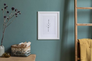 Beyaz mock up çerçeve, ahşap raf ve zarif aksesuarları ile oturma odası şık ve minimalist kompozisyon. Tasarım ev dekorasyonu. Şablon. Okaliptüs renk kavramı
