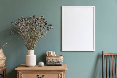 Beyaz mock up çerçeve, ahşap raf, retro sandalye, kitaplar, beyaz vazo, rattan sepeti ve zarif aksesuarlar çiçekler ile oturma odası iç şık kompozisyon. Tasarım ev dekorasyonu. Şablon. 