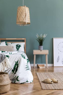 Ahşap yatak, bitki ve zarif aksesuarları ile yatak odası iç minimalist kompozisyon. Güzel çarşaflar, battaniye. Şablon. Tasarım ev dekorasyonu