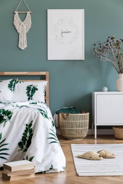 Ahşap yatak, bitki ve zarif aksesuarları ile yatak odası iç minimalist kompozisyon. Güzel çarşaflar, battaniye. Şablon. Tasarım ev dekorasyonu