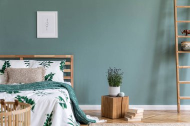 Ahşap yatak, bitki ve zarif aksesuarları ile yatak odası iç minimalist kompozisyon. Güzel çarşaflar, battaniye. Şablon. Tasarım ev dekorasyonu