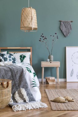 Ahşap yatak, bitki ve zarif aksesuarları ile yatak odası iç minimalist kompozisyon. Güzel çarşaflar, battaniye. Şablon. Tasarım ev dekorasyonu