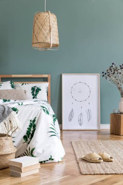 Ahşap yatak, bitki ve zarif aksesuarları ile yatak odası iç minimalist kompozisyon. Güzel çarşaflar, battaniye. Şablon. Tasarım ev dekorasyonu