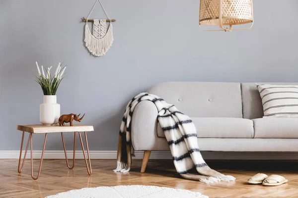 グレーのソファとエレガントなアクセサリーを備えたリビングルームのスタイリッシュでデザインのホームインテリア スタイリッシュな家の装飾 テンプレート 灰色の壁 — ストック写真