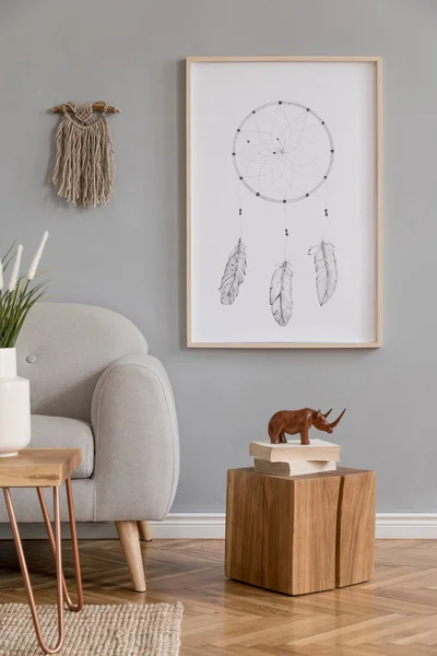 时尚和设计家居内部客厅与灰色的卫生间和优雅的配件 时尚的家居装饰 灰色墙 — 图库照片