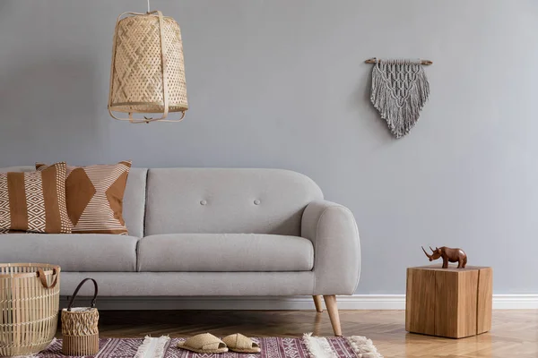 グレーのソファとエレガントなアクセサリーを備えたリビングルームのスタイリッシュでデザインのホームインテリア スタイリッシュな家の装飾 テンプレート 灰色の壁 — ストック写真