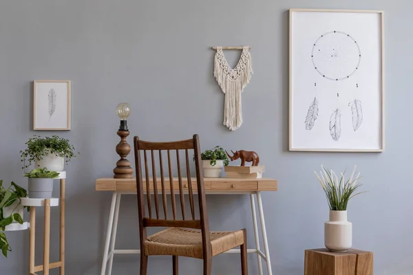 设计客厅内部与时尚的椅子和木桌 大量的植物 模拟海报框架和优雅的配件 时尚的家居装饰 灰色墙 — 图库照片
