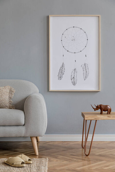 Стильный и дизайнерский интерьер гостиной с диваном и элегантными аксессуарами. Стильный домашний уют. Шаблон. Серые стены
