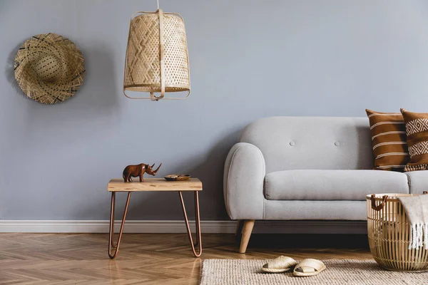 グレーのソファ 木製のコーヒーテーブル ラタンランプ エレガントなアクセサリーが備わり スタイリッシュでデザインのホームインテリアのリビングルーム スタイリッシュな家の装飾 テンプレート — ストック写真
