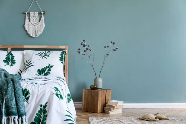 木製のベッド エレガントなアクセサリーと寝室のインテリアのミニマルな構成 美しいベッドシーツ テンプレート デザインホームの装飾 — ストック写真