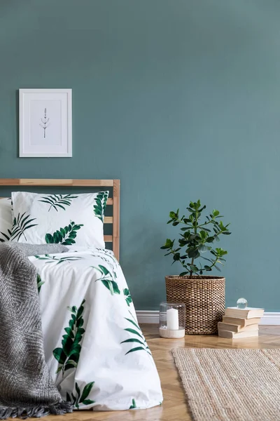 卧室内部简约的构图 配有木床 植物和优雅的配件 漂亮的床单 设计家居装饰 — 图库照片