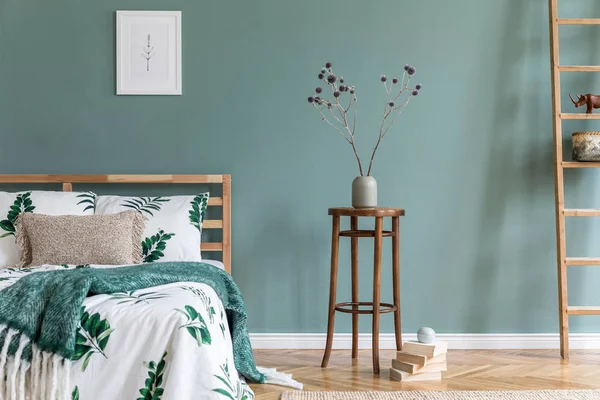 Minimalistische Komposition Der Schlafzimmereinrichtung Mit Holzbett Pflanzen Und Eleganten Accessoires — Stockfoto