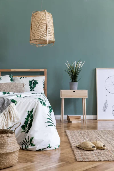 Ahşap yatak, bitki ve zarif aksesuarları ile yatak odası iç minimalist kompozisyon. Güzel çarşaflar, battaniye. Şablon. Tasarım ev dekorasyonu