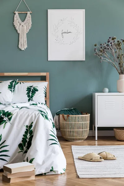 Ahşap yatak, bitki ve zarif aksesuarları ile yatak odası iç minimalist kompozisyon. Güzel çarşaflar, battaniye. Şablon. Tasarım ev dekorasyonu