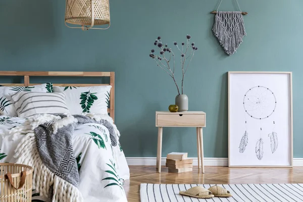 Composição Minimalista Interior Quarto Com Cama Madeira Planta Acessórios Elegantes — Fotografia de Stock