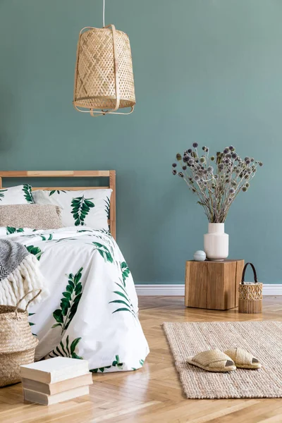 卧室内部简约的构图 配有木床 植物和优雅的配件 漂亮的床单 设计家居装饰 — 图库照片