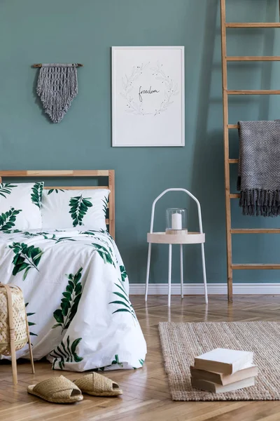 Minimalistische Komposition Der Schlafzimmereinrichtung Mit Holzbett Pflanzen Und Eleganten Accessoires — Stockfoto