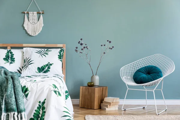 Ahşap yatak, bitki ve zarif aksesuarları ile yatak odası iç minimalist kompozisyon. Güzel çarşaflar, battaniye. Şablon. Tasarım ev dekorasyonu