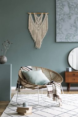 Tasarım rattan koltuk ve zarif aksesuarları ile oturma odası şık minimalist iç. Duvarın okaliptüs rengi. Kopyalama alanı