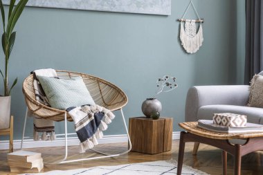 Tasarım rattan koltuk ve zarif aksesuarları ile oturma odası şık minimalist iç. Duvarın okaliptüs rengi. Kopyalama alanı