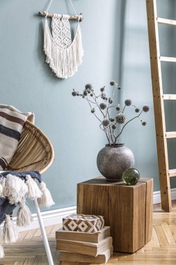 Tasarım rattan koltuk ve zarif aksesuarları ile oturma odası şık minimalist iç. Duvarın okaliptüs rengi. Kopyalama alanı