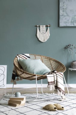 Tasarım rattan koltuk ve zarif aksesuarları ile oturma odası şık minimalist iç. Duvarın okaliptüs rengi. Kopyalama alanı