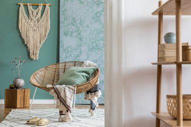 Tasarım rattan koltuk ve zarif aksesuarları ile oturma odası şık minimalist iç. Duvarın okaliptüs rengi. Kopyalama alanı