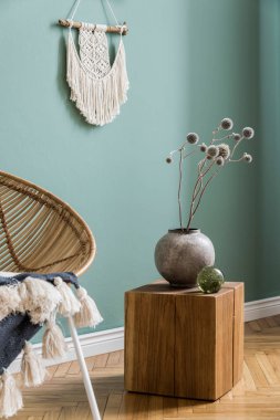 Tasarım rattan koltuk ve zarif aksesuarları ile oturma odası şık minimalist iç. Duvarın okaliptüs rengi. Kopyalama alanı