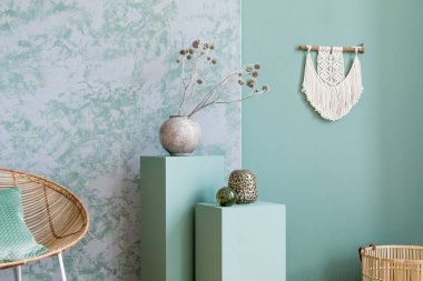 Tasarım rattan koltuk ve zarif aksesuarları ile oturma odası şık minimalist iç. Duvarın okaliptüs rengi. Kopyalama alanı