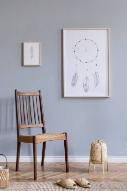 Retro sandalye poster çerçeveleri ve zarif aksesuarları ile oturma odası şık bohem iç tasarım. Modern ev dekorasyonu.