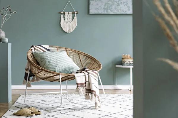 Stijlvol Minimalistisch Interieur Van Woonkamer Met Design Rotan Fauteuil Elegante — Stockfoto