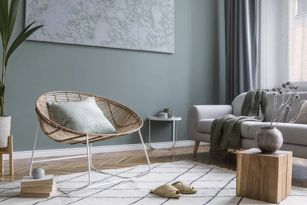 Stijlvol Minimalistisch Interieur Van Woonkamer Met Design Rotan Fauteuil Elegante — Stockfoto