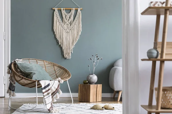 Stilvolle Minimalistische Einrichtung Des Wohnzimmers Mit Design Rattan Sessel Und — Stockfoto