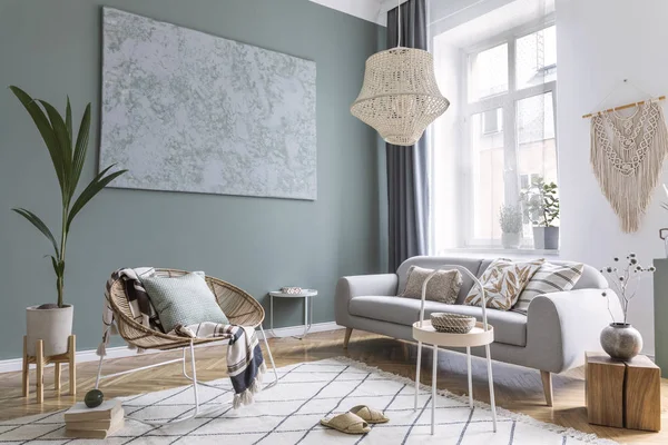 Moderne Boheemse Samenstelling Van Interieur Ontwerp Met Grijze Sofa Rotan — Stockfoto