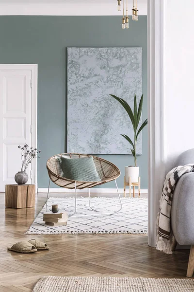 Stilvolle Minimalistische Einrichtung Des Wohnzimmers Mit Design Rattan Sessel Und — Stockfoto