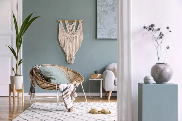 Stilvolle Minimalistische Einrichtung Des Wohnzimmers Mit Design Rattan Sessel Und — Stockfoto