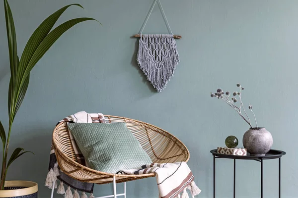 Tasarım rattan koltuk ve zarif aksesuarları ile oturma odası şık minimalist iç. Duvarın okaliptüs rengi. Kopyalama alanı