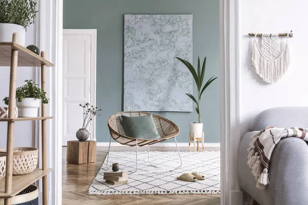 Stylowe Minimalistyczne Wnętrze Salonu Designerem Rattanowym Fotelem Eleganckimi Akcesoriami Eukaliptusa — Zdjęcie stockowe