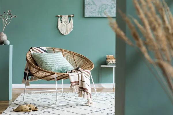时尚的简约客厅内部 配有设计藤式扶手椅和优雅的配饰 墙的紫杉颜色 复制空间 — 图库照片