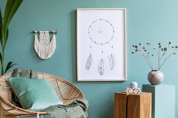 Стильный минималистичный интерьер гостиной с дизайнерским креслом из ротанга и элегантными аксессуарами. Эвкалиптовый цвет стены. Копирование пространства
