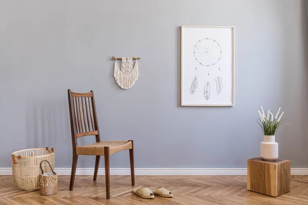 时尚的波希米亚室内设计客厅与复古椅子海报框架和优雅的配件 现代家居装饰 — 图库照片