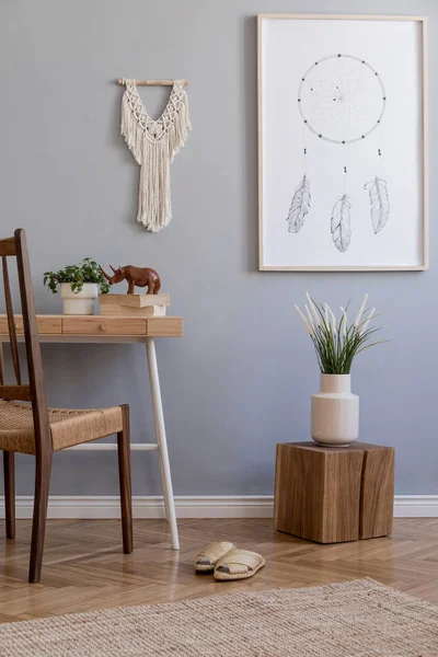 Design Interiores Boêmio Elegante Sala Estar Com Molduras Cartaz Cadeira — Fotografia de Stock
