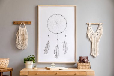 Poster çerçevesi, retro sandalye, ahşap masa, tropikal bitkiler, gri makrame ve zarif aksesuarlar ile sahte oturma odası şık ve boho kavramı. Modern iç tasarım. Güzel ev dekorasyonu. Şablon