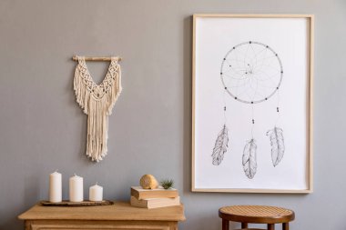 Poster çerçevesi, vazo, masa ve zarif aksesuarlar çiçekler kadar sahte ile oturma odası iç tasarım minimalist kompozisyon. Şık ev dekorasyonu. Şablon. Kullanıma hazır.