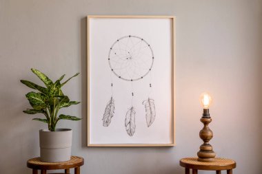 Poster çerçevesi, vazo, masa ve zarif aksesuarlar çiçekler kadar sahte ile oturma odası iç tasarım minimalist kompozisyon. Şık ev dekorasyonu. Şablon. Kullanıma hazır.