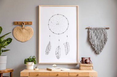 Poster çerçevesi, retro sandalye, ahşap masa, tropikal bitkiler, gri makrame ve zarif aksesuarlar ile sahte oturma odası şık ve boho kavramı. Modern iç tasarım. Güzel ev dekorasyonu. Şablon