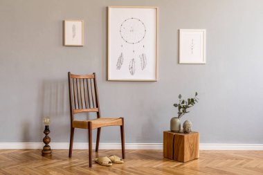 Retro sandalye, rattan terlik ve lamba, çanta, poster çerçevesi ve zarif aksesuarları kadar mock ile oturma odası Şık bohem iç tasarım. Gri arka plan duvarı. Modern ev dekorasyonu. Şablon.