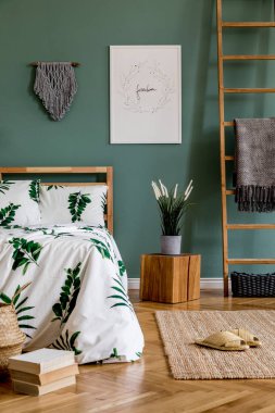 Ahşap yatak, bitki ve zarif aksesuarları ile yatak odası iç minimalist kompozisyon. Güzel çarşaflar, battaniye. Şablon. Tasarım ev dekorasyonu
